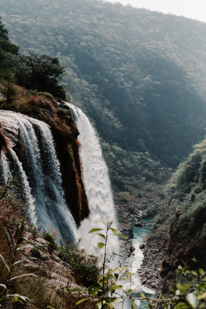 A view of Cascada de Tamul falling over the edge of a cliff