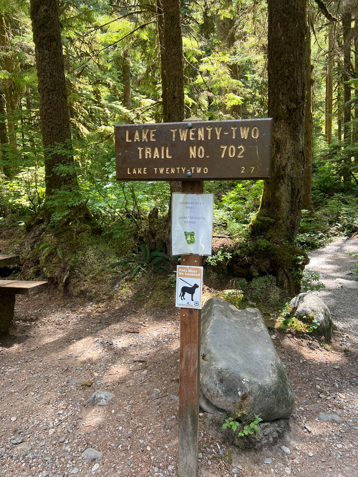 Signpost of lake 22 trailhead that reads lake twenty-two trail no. 702.